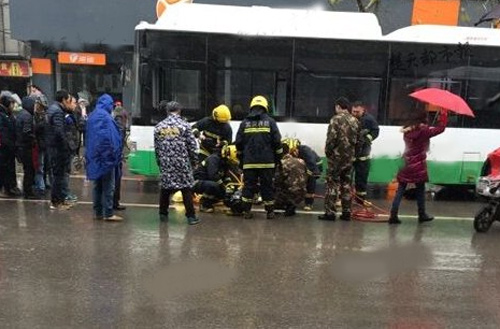 女子被卷入公交車底 消防用千斤頂將其救出
